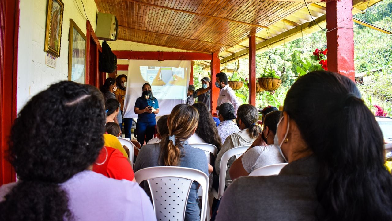 La empresa Bayer junto a la ONG Solidaridad Network Colombia, avanzan con el proyecto Escuela Móvil para Mujeres y Jóvenes con CO2-Herencia en el Eje Cafetero.