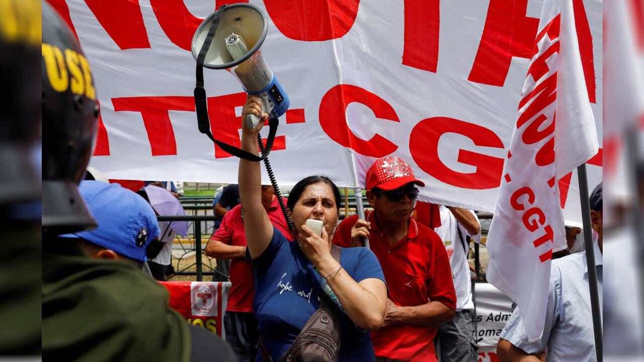 FOTO DE ARCHIVO: Sindicato General de Trabajadores del Perú convoca marcha contra el gobierno de la presidenta Dina Boluarte, en Lima.