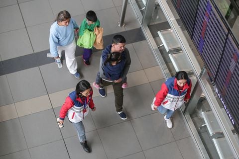 Bogotá. Mayo 11 de 2023. Varias familias son atendidas por Migración Colombia y la Defensoria del pueblo en el Aeropuerto Internacional El Dorado, luego de ser retornadas desde los Estados Unidos. (Colprensa - John Paz)