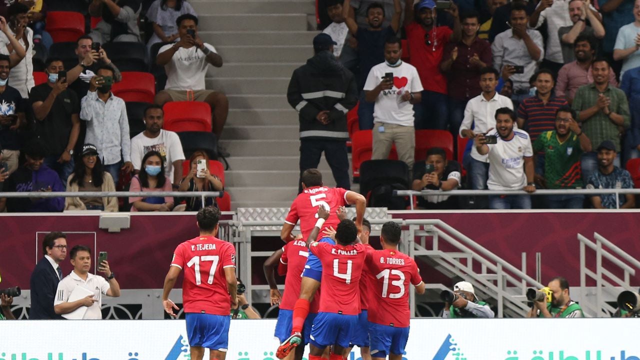 osta Rica's players celebrate their opening goal during the FIFA World Cup 2022 inter-confederation play-offs match between Costa Rica and New Zealand on June 14, 2022, at the Ahmed bin Ali Stadium in the Qatari city of Ar-Rayyan. (Photo by Mustafa ABUMUNES / AFP)