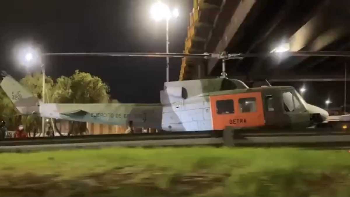 Insólito! Helicóptero quedó atrapado en puente de la Autopista Norte en  Bogotá