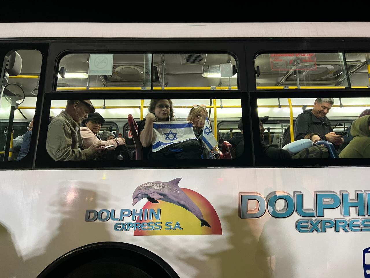 Colombianos repatriados de Israel se trasladan al Aeropuerto El Dorado de Bogotá.