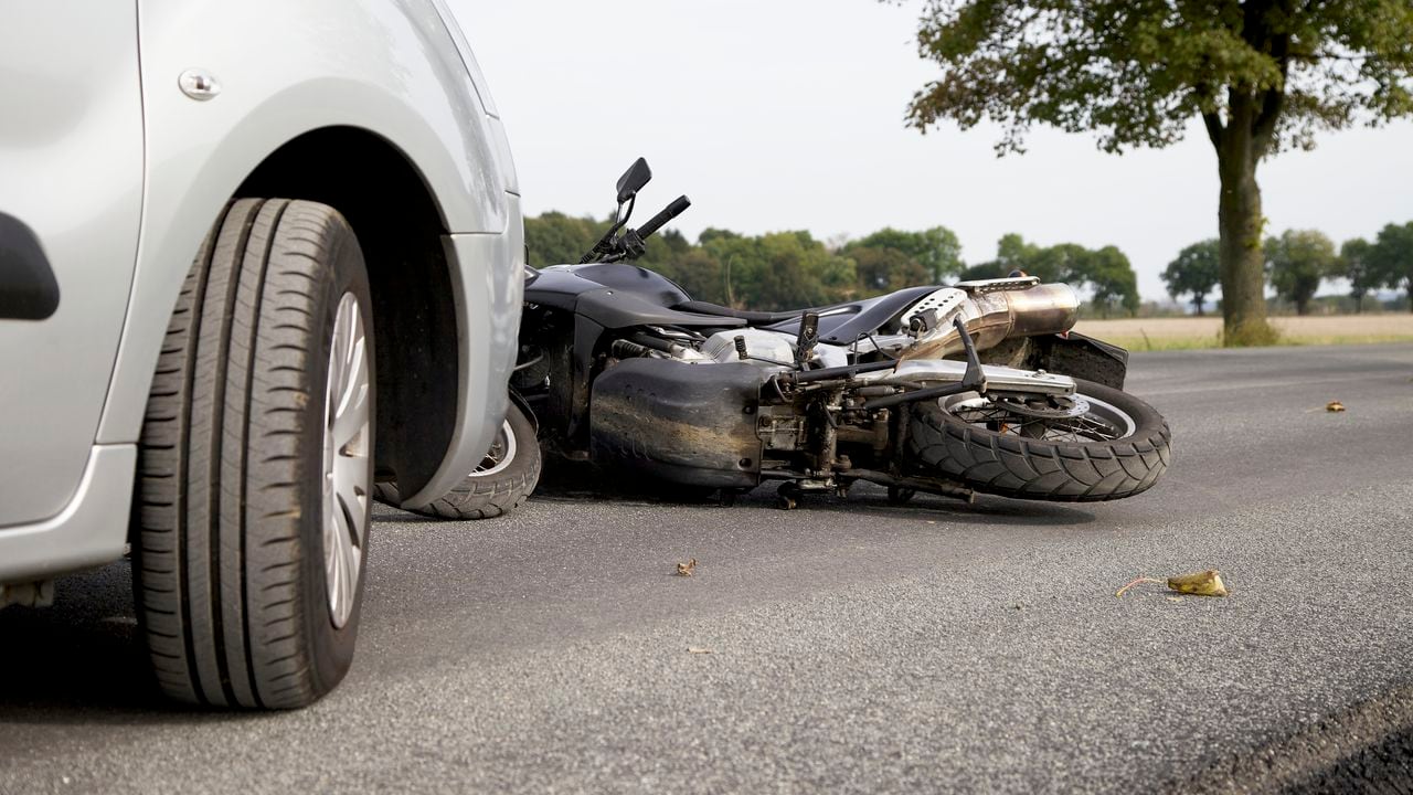 Accidente de tránsito entre carro y moto / Choque carro moto