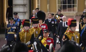 Los príncipes Harry y Andrés no tenían permitido usar el uniforme militar tras ser despojados, por la reina, de sus cargos militares honorarios.