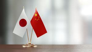 Bandera de los países asiáticos China y Japón. Foto: Getty Images.