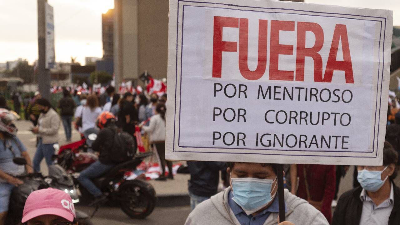 Manifestantes piden renuncia de Pedro Castillo en Perú