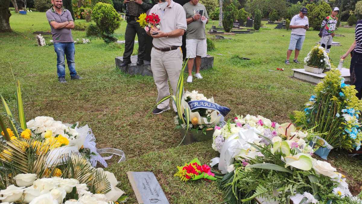 Seguidores de Darío Gómez visitaron su tumba este domingo, 31 de julio, un día después de su entierro.