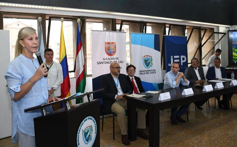 En la firma del convenio estuvo presente la gobernadora del Valle del Cauca, Dilian Francisca Toro, y el alcalde de Cali, Alejandro Eder.