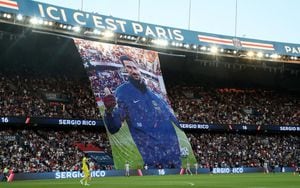 Hinchada del PSG despliega bandera con la fotografía de su jugador Sergio Rico.