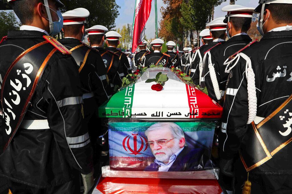 En esta foto publicada por el sitio web oficial del Ministerio de Defensa iraní, el personal militar se para cerca del ataúd cubierto con la bandera de Mohsen Fakhrizadeh, un científico que fue asesinado el pasado viernes.