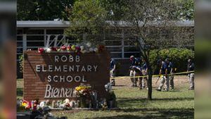 Investigadores buscan evidencia afuera de la escuela primaria Robb, en Uvalde, Texas. Foto: AP/Jae C. Hong.
