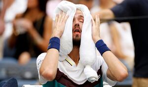Daniil Medvédev sufrió por el intenso calor en e US Open