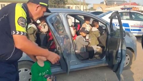 Las autoridades de Uzbekistán detuvieron un pequeño vehículo con 25 niños en u interior.