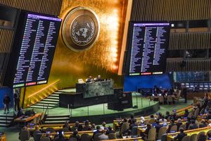 Las pantallas muestran los resultados de una votación del viernes 27 de octubre de 2023 en la Asamblea General de la ONU sobre una resolución que pide una "pausa humanitaria" en Gaza y el cese de hostilidades entre Israel y Hamás, el grupo que gobierna Gaza.  (AP Foto/Bebeto Matthews)