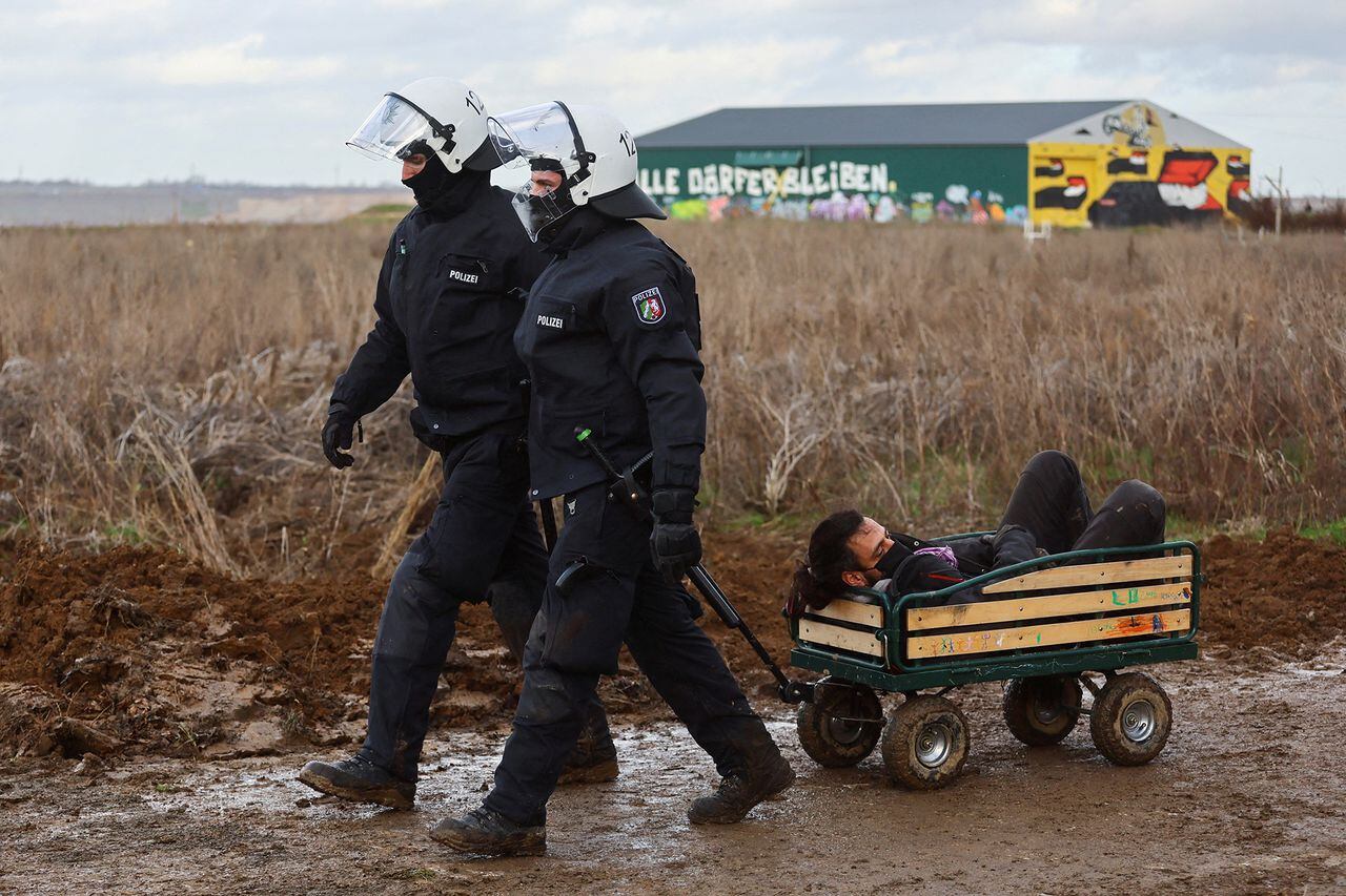 En imágenes : La policía avanza contra manifestantes de la mina de carbón atrincherados en un pueblo alemán abandonado.