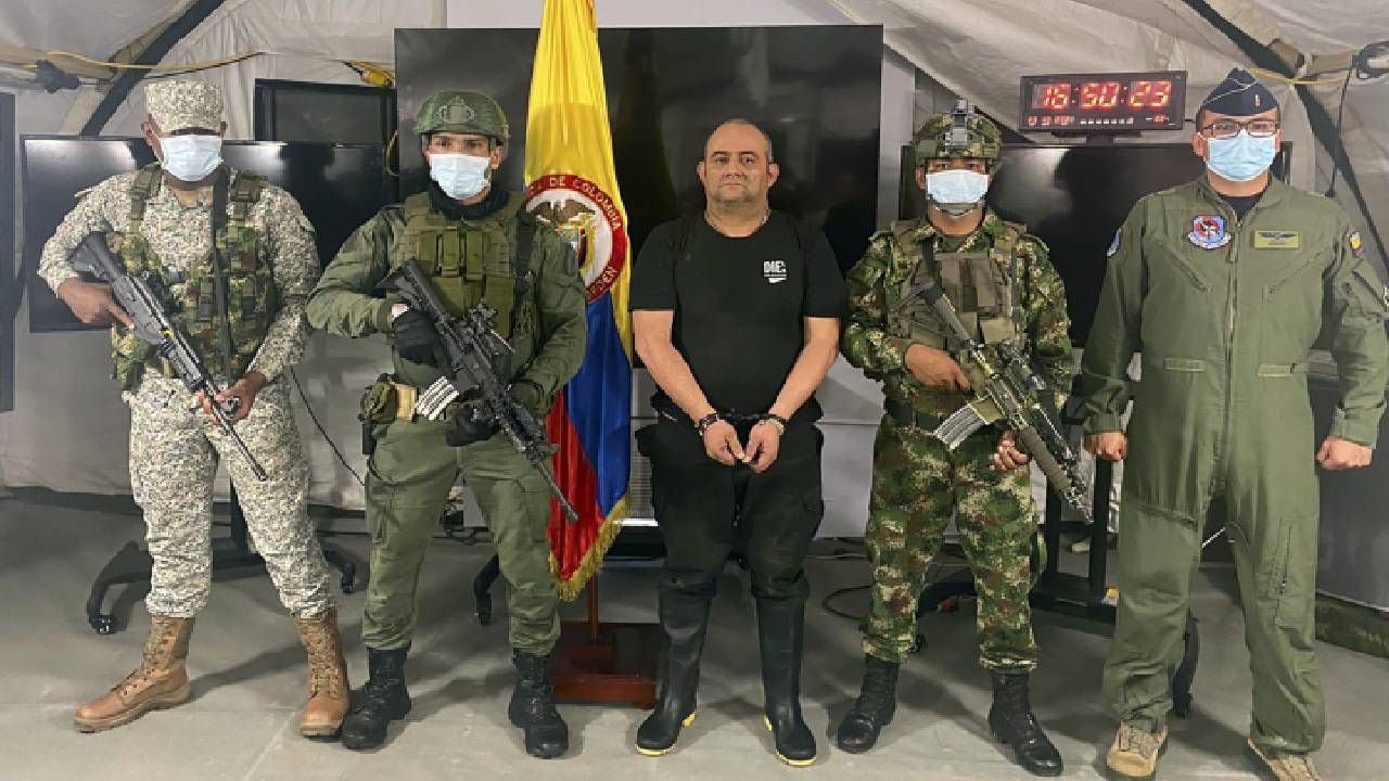 En esta foto uno de los narcotraficantes más buscados del país, Dairo Antonio Úsuga, alias "Otoniel", es presentado ante los medios en una base militar en Necoclí, Colombia, 23 de octubre de 2021.