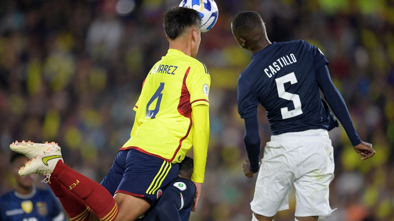 Álvarez defendiendo un esférico en duelo entre Colombia y Ecuador.
