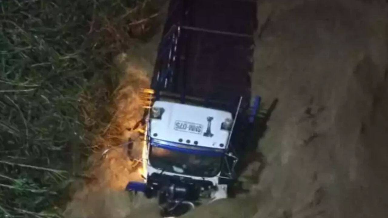 Camión se cae al río Medellín con dos personas
