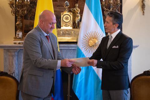 El viceministro (e) de Asuntos Multilaterales, embajador Javier Darío Higuera, y el embajador de Argentina en Colombia, Gustavo Dzugala.