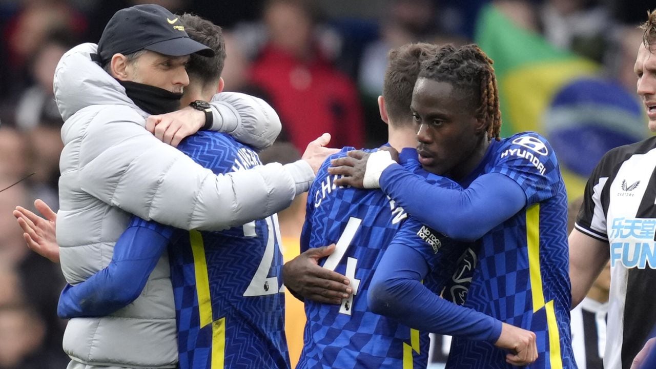 Chelsea's head coach Thomas Tuchel, left, celebrates with players at the end of the English Premier League soccer match between Chelsea and Newcastle United at Stamford Bridge stadium in London, Sunday, March 13, 2022. (AP/Kirsty Wigglesworth)