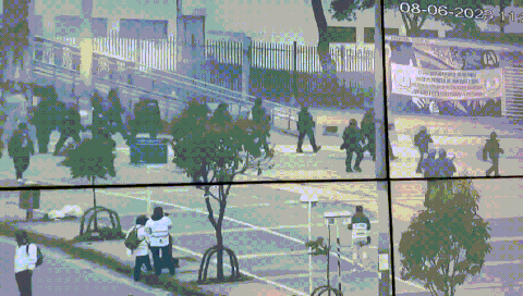 Momento de la explosión contra un policía en la Universidad Nacional.
