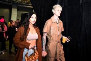 JACKSONVILLE, FLORIDA - 24 DE ABRIL: (L-R) Megan Fox y Machine Gun Kelly llegan al backstage durante el evento UFC 261 en VyStar Veterans Memorial Arena el 24 de abril de 2021 en Jacksonville, Florida. (Foto de Chris Unger / Zuffa LLC)