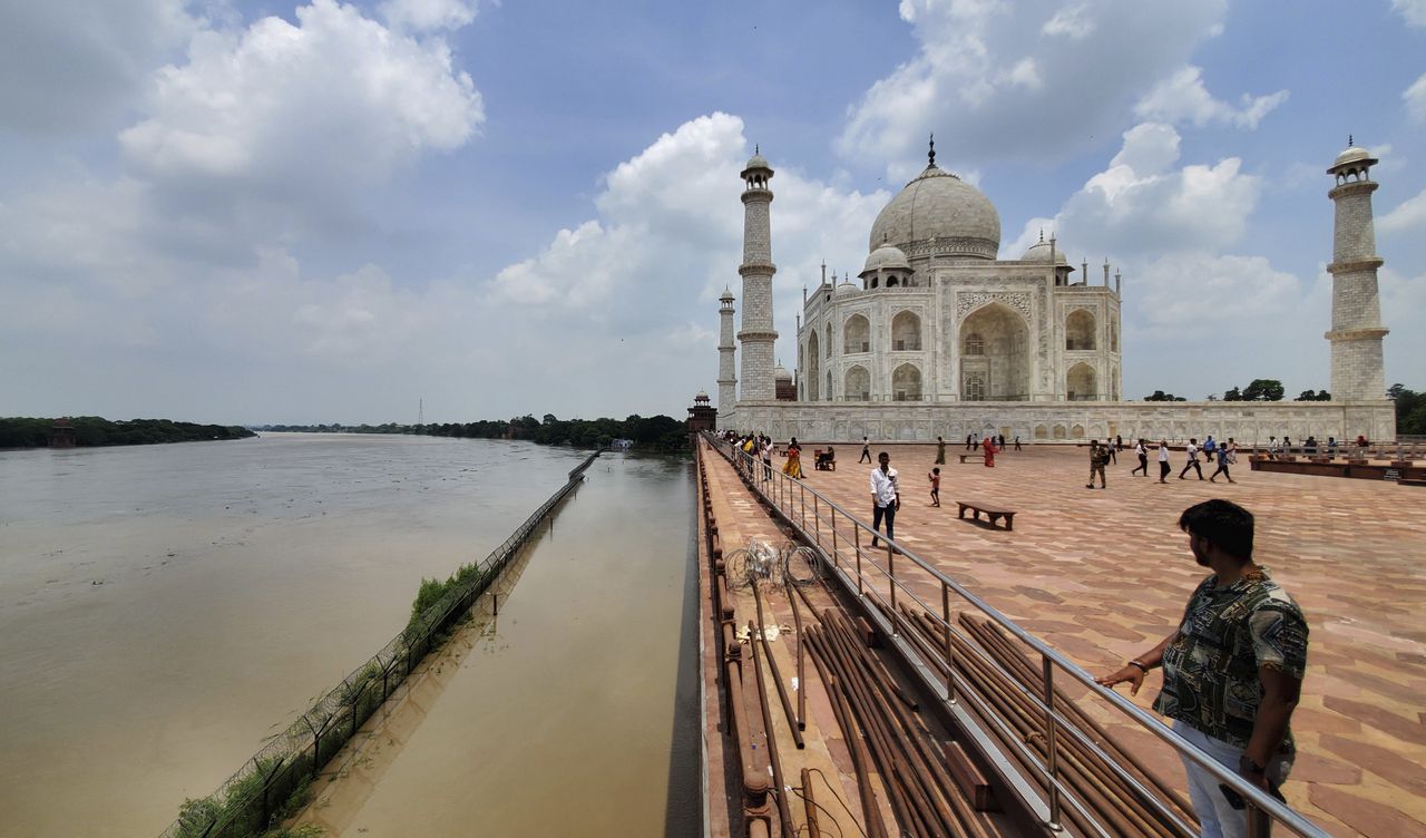 Un río Yamuna crecido se eleva hacia la periferia del monumento Taj Mahal en Agra, India, el martes 18 de julio de 2023.
