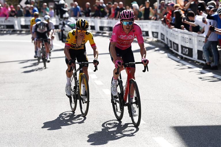 VAL DI ZOLDO - PALAFAVERA, ITALY - MAY 25: (L-R) Primož Roglič of Slovenia and Team Jumbo-Visma and Geraint Thomas of The United Kingdom and Team INEOS Grenadiers - Pink Leader Jersey compete in the chase group during the 106th Giro d'Italia 2023, Stage 18 a 161km stage from Oderzo to Val di Zoldo - Palafavera 1514m / #UCIWT / on May 25, 2023 in Val di Zoldo - Palafavera, Italy. (Photo by Tim de Waele/Getty Images)