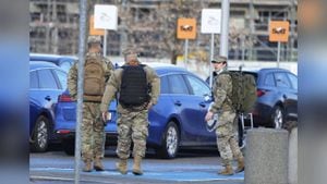 Oficiales del Ejército de Estados Unidos tras su llegada al aeropuerto de Rzeszow-Jasionka, en el sureste de Polonia, el sábado 5 de febrero de 2022. Foto: AP/Czarek Sokolowski