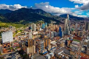 Paisaje urbano de Bogotá de grandes edificios y montañas y cielo azul