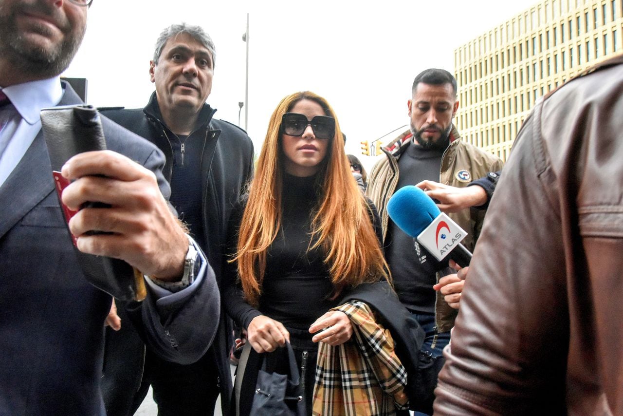 Shakira a su llegada al Juzgado de Primera Instancia y de Familia Nº 18 de Barcelona junto a su hermano Tonino