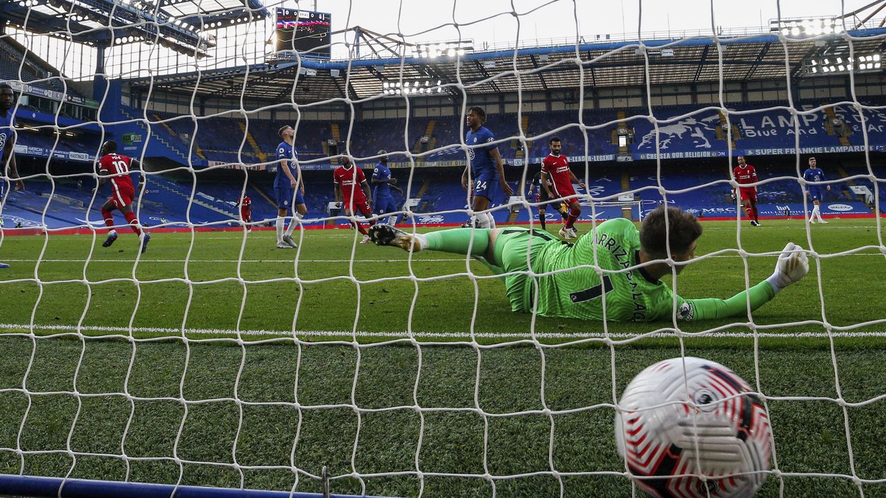 Sadio Mané anota el primer gol de Liverpool en la victoria 2-0 ante Chelsea por la Liga Premier inglesa en el estadio Stamford Bridge de Londres, el domingo 20 de septiembre de 2020. (AP Foto/Matt Dunham, Pool)