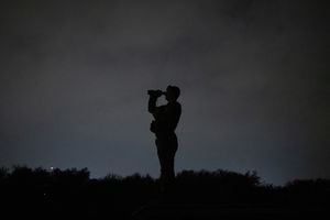 Un miembro de la Guardia Nacional del Ejército de Texas usa un visor térmico desde lo alto mientras busca migrantes que cruzan el río Grande hacia los Estados Unidos desde México, en Roma, Texas, EE. UU., 8 de mayo de 2022. Foto REUTERS/Adrees Latif