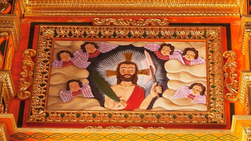 ¿O esta imagen de madera policromada del Cristo resucitado en estilo mestizo-barroco en el altar principal de la misión jesuita de Concepción, departamento de Santa Cruz, Bolivia?