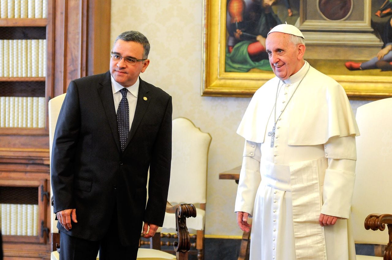 El Papa Francisco (R) recibe al Presidente de El Salvador Carlos Mauricio Funes Cartagena en su biblioteca privada el 23 de mayo de 2013