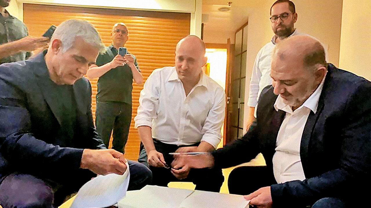 De izquierda a derecha, Yair Lapid, Naftali Bennett y Mansour Abbas. Ellos firmaron el acuerdo de coalición para formar Gobierno, lo que podría significar el comienzo de una nueva era en Israel.