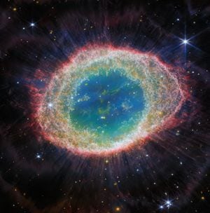 la NASA ha dado a conocer imágenes capturadas por el telescopio espacial James Webb (JWST) de uno de los objetos astronómicos más fascinantes del espacio, la Nebulosa del Anillo