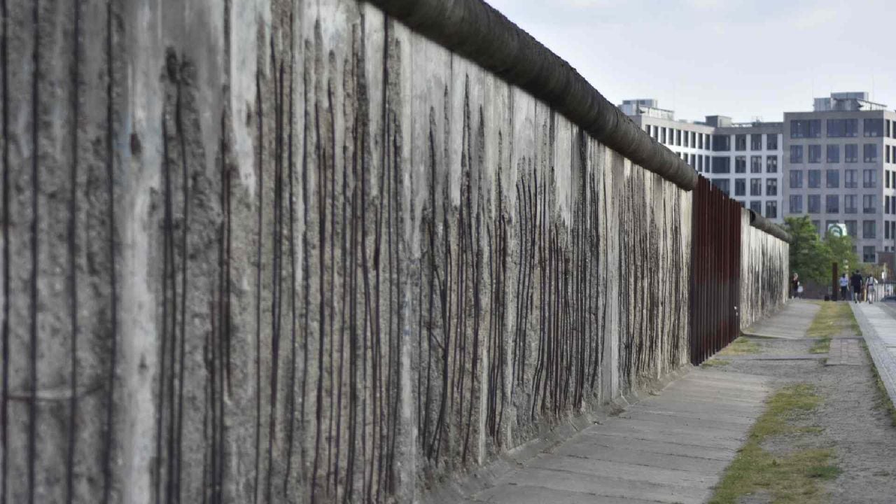 En Berlín aún se encuentran rastros del famoso muro, cuya caída hace 31 años marcó el fin de la Guerra Fría.