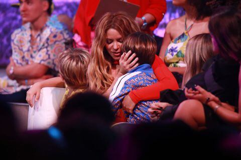 Shakira y sus hijos en los Premios Juventud 2023 - (Photo by Gladys Vega/Getty Images)