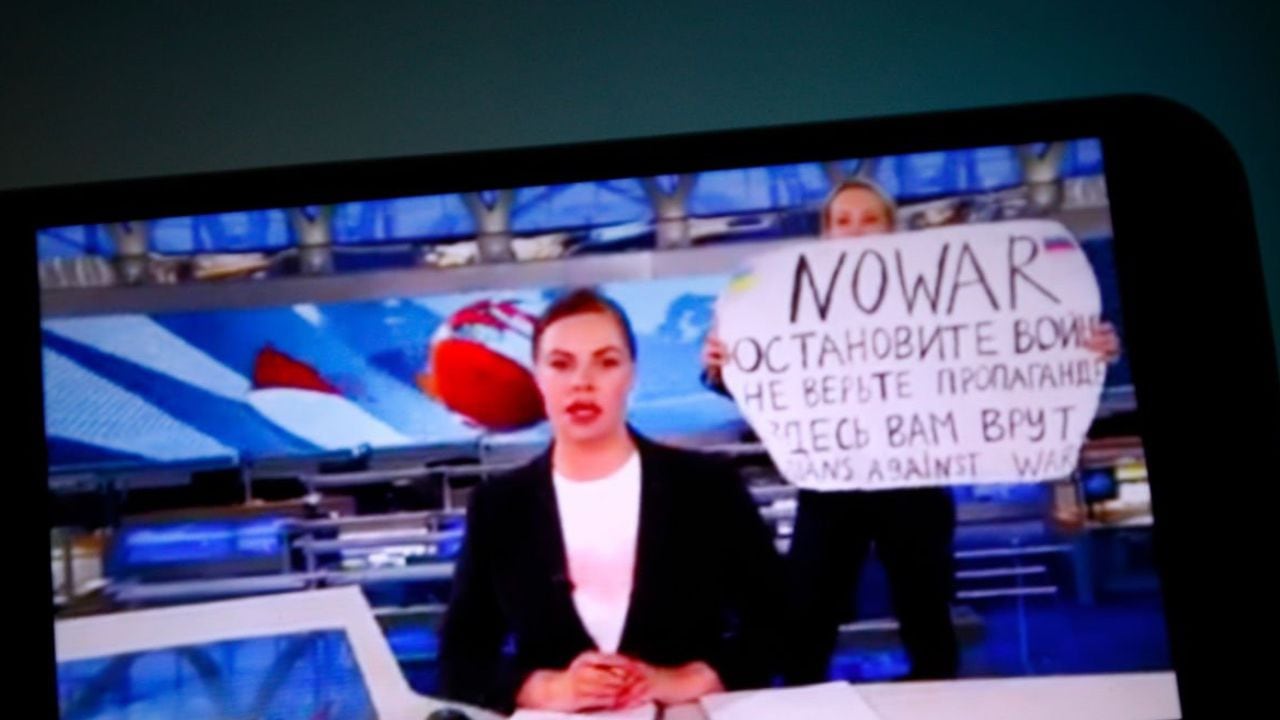 Marina Ovsyannikova fue la periodista que protestó en medio de una emisión de un noticiero contra la invasión de Rusia a Ucrania