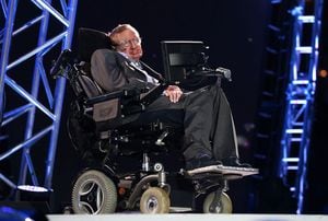 LONDRES, INGLATERRA - 29 DE AGOSTO: El profesor Stephen Hawking habla durante la ceremonia de apertura de los Juegos Paralímpicos de Londres 2012 en el Estadio Olímpico el 29 de agosto de 2012 en Londres, Inglaterra. (Foto de Dan Kitwood/Getty Images)