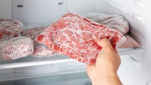 ¿Por cuánto tiempo se puede almacenar los diferentes tipos de carne en el refrigerador?