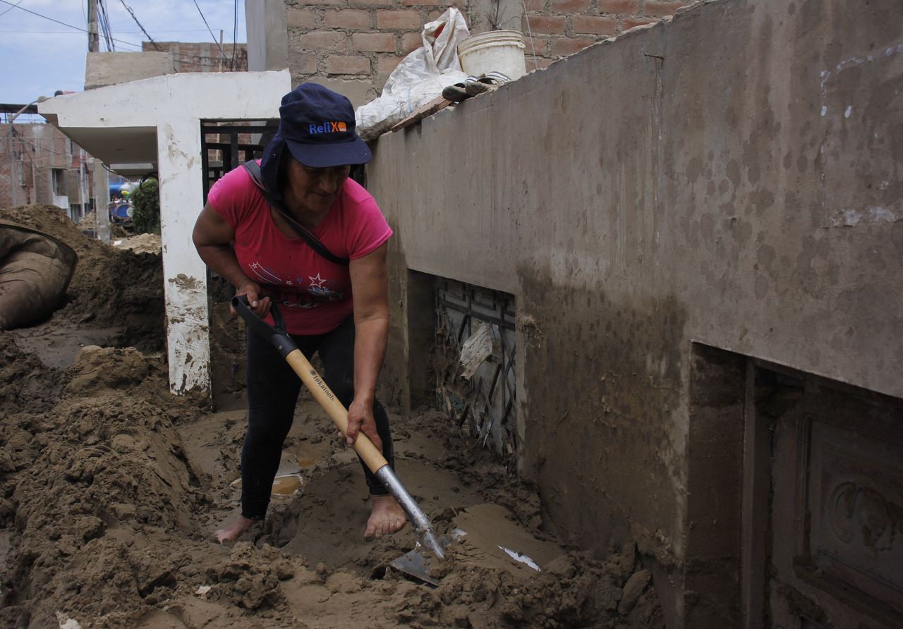 Al menos 59 muertos y más de 12.000 personas sin hogar han dejado la temporada de lluvias en Perú desde septiembre por inundaciones y desbordamiento de ríos, informó la Defensa Civil. (Foto por Arturo GUTARRA / AFP)