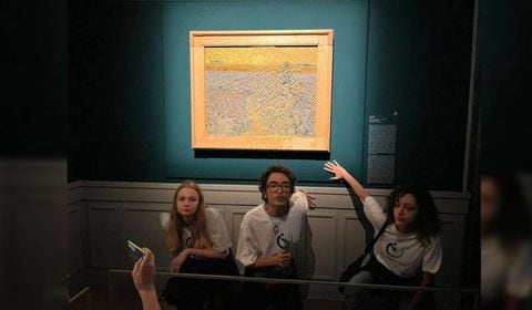 un grupo de ecologistas arrojaron una sopa de verduras a la pintura “El Sembrador”, una obra de Vincent Van Gogh de 1888, que representa a un agricultor sembrando su tierra bajo un sol poniente.