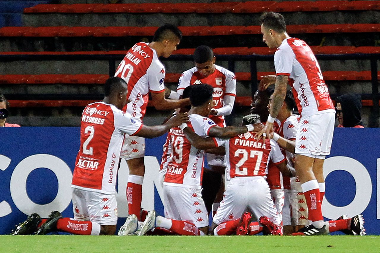 Independiente Santa Fe celebra uno de los goles ante Águilas Doradas.