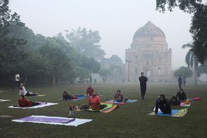 La gente hace ejercicio en una mañana con niebla tóxica en Lodhi Garden en Nueva Delhi, India, el 16 de noviembre de 2021. Foto REUTERS / Anushree Fadnavis