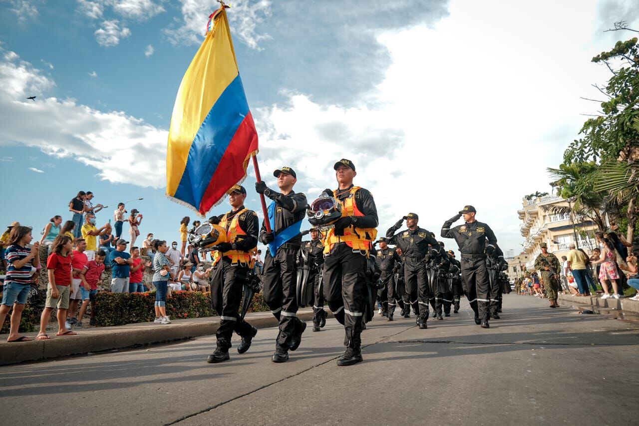 En el desfile estuvieron presentes la Armada Nacional, la Defensa Civil y los destacamentos castrenses de la Fuerza Naval del Caribe y de la Metropolitana de Cartagena.