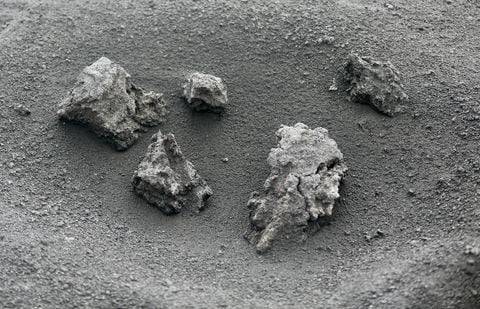 Varias piedras en una de las zonas restringidas de La Palma 'El Pilar', afectada por la erupción del volcán Cumbre Vieja, el 27 de diciembre de 2021 en La Palma, Islas Canarias, España .