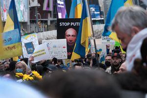 Cientos de personas se reúnen en Times Square, de Manhattan, en apoyo de Ucrania y para exigir el fin de la invasión rusa del país, el 5 de marzo de 2022 en la ciudad de Nueva York (Estados Unidos)