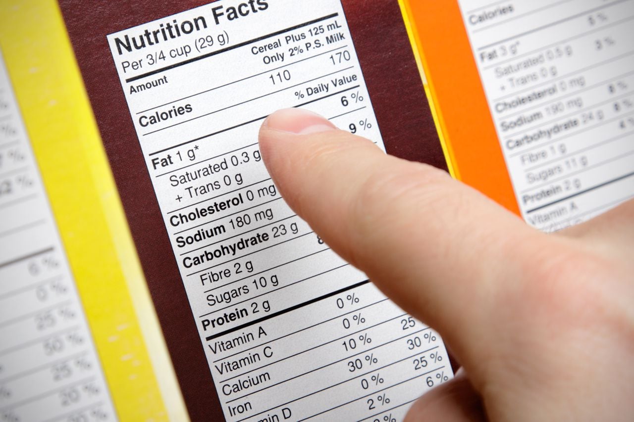 Cuando se quiere bajar de peso uno de los mejores consejos es revisar la tabla nutricional de los alimentos que se piensan consumir.
